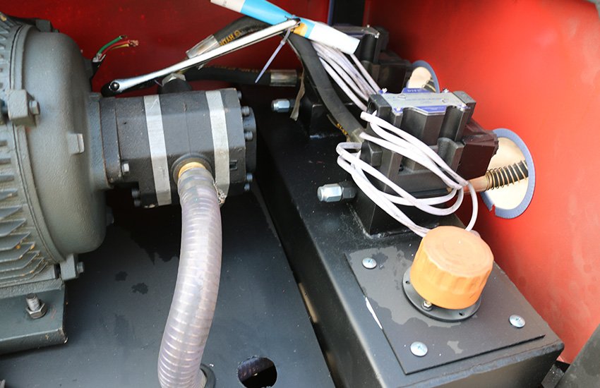 GT4-12 Double wire Full-automatic straightening and cutting machine Product display.jpg