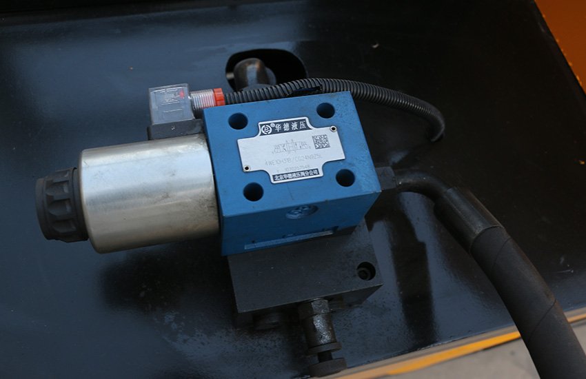 GT4-14 High speed Full-automatic Steel bar straightening and cutting machine Product display.jpg